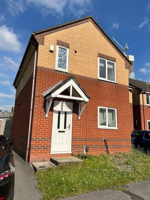 3 Bedroom House With Parking Manchester Exterior photo