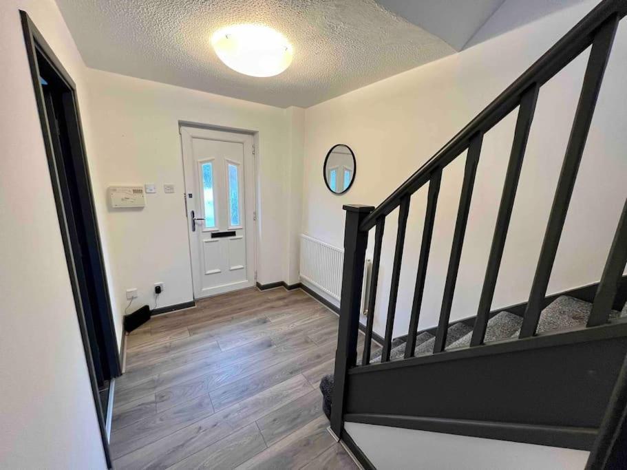 3 Bedroom House With Parking Manchester Exterior photo