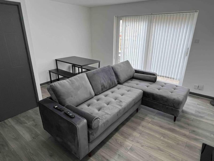 3 Bedroom House With Parking Manchester Exterior photo